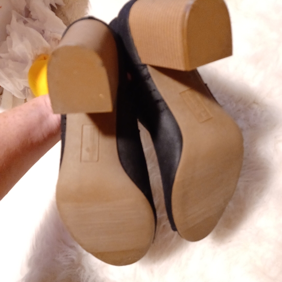 Fergalicious  Suede NWOT 🔥 - Picture 6 of 6